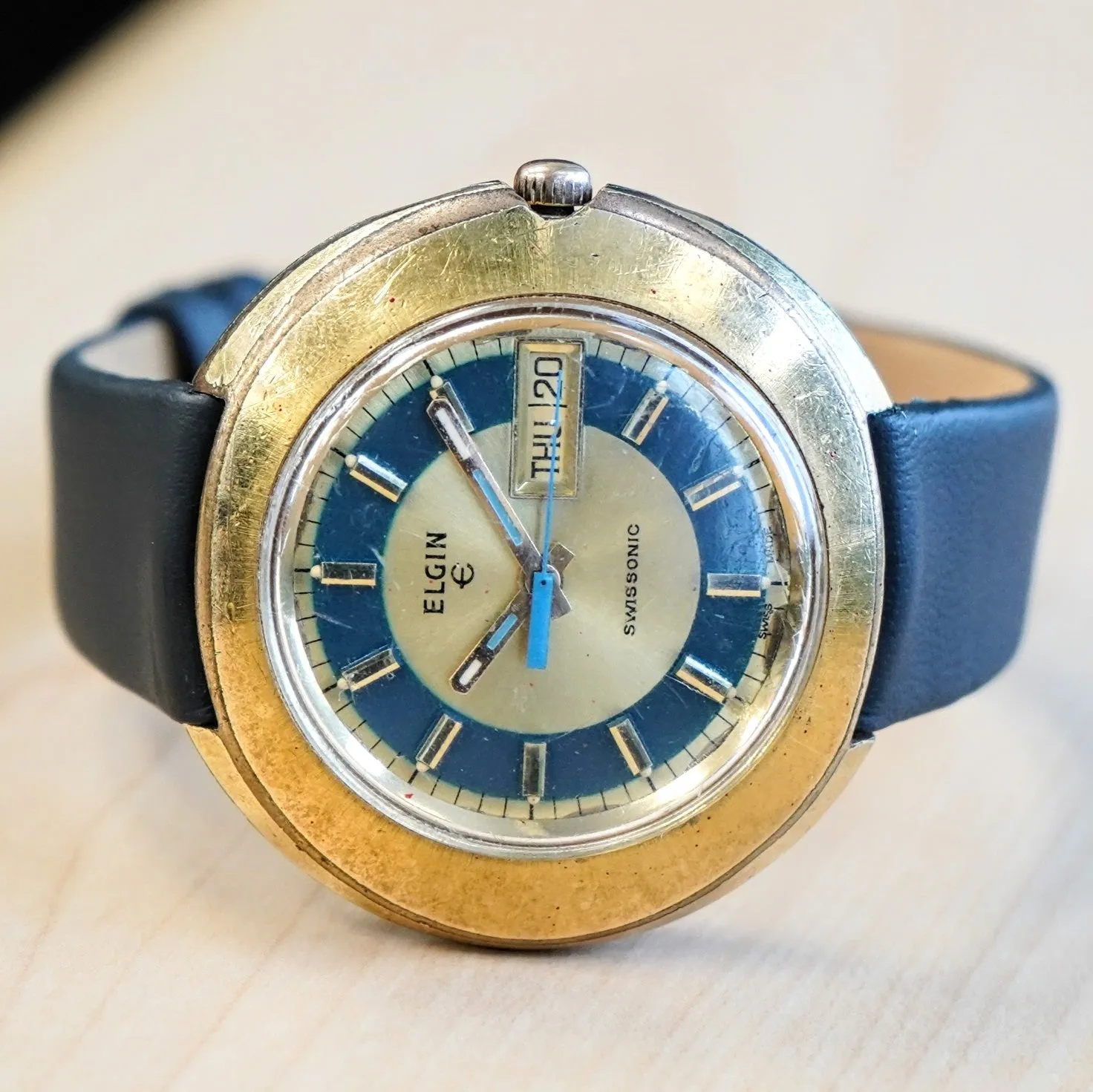 Vintage ELGIN SWISSSONIC Watch Day/Date Blue & Gold-Tone Dial - RARE!  Fancy Oval Case